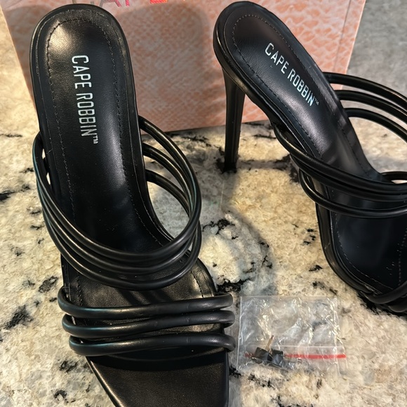 Cape Robbin heels - Picture 2 of 4